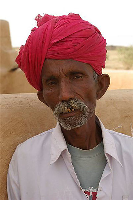Turban rouge dans le Thar