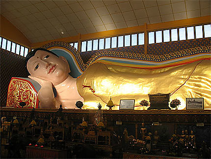 Bouddha couché du temple Wat Chaiya Mangalaram