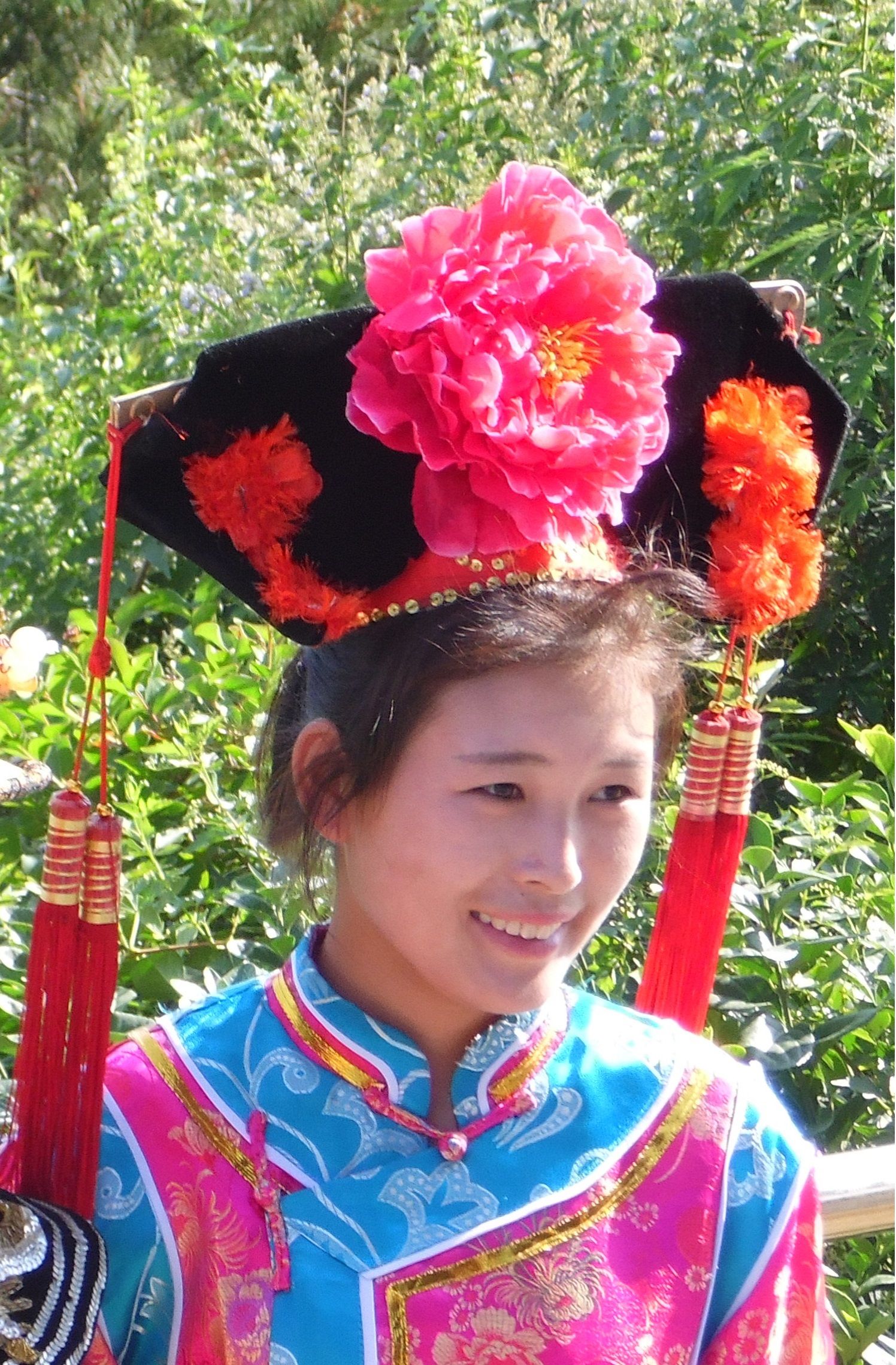 Jeune femme en costume traditionnel