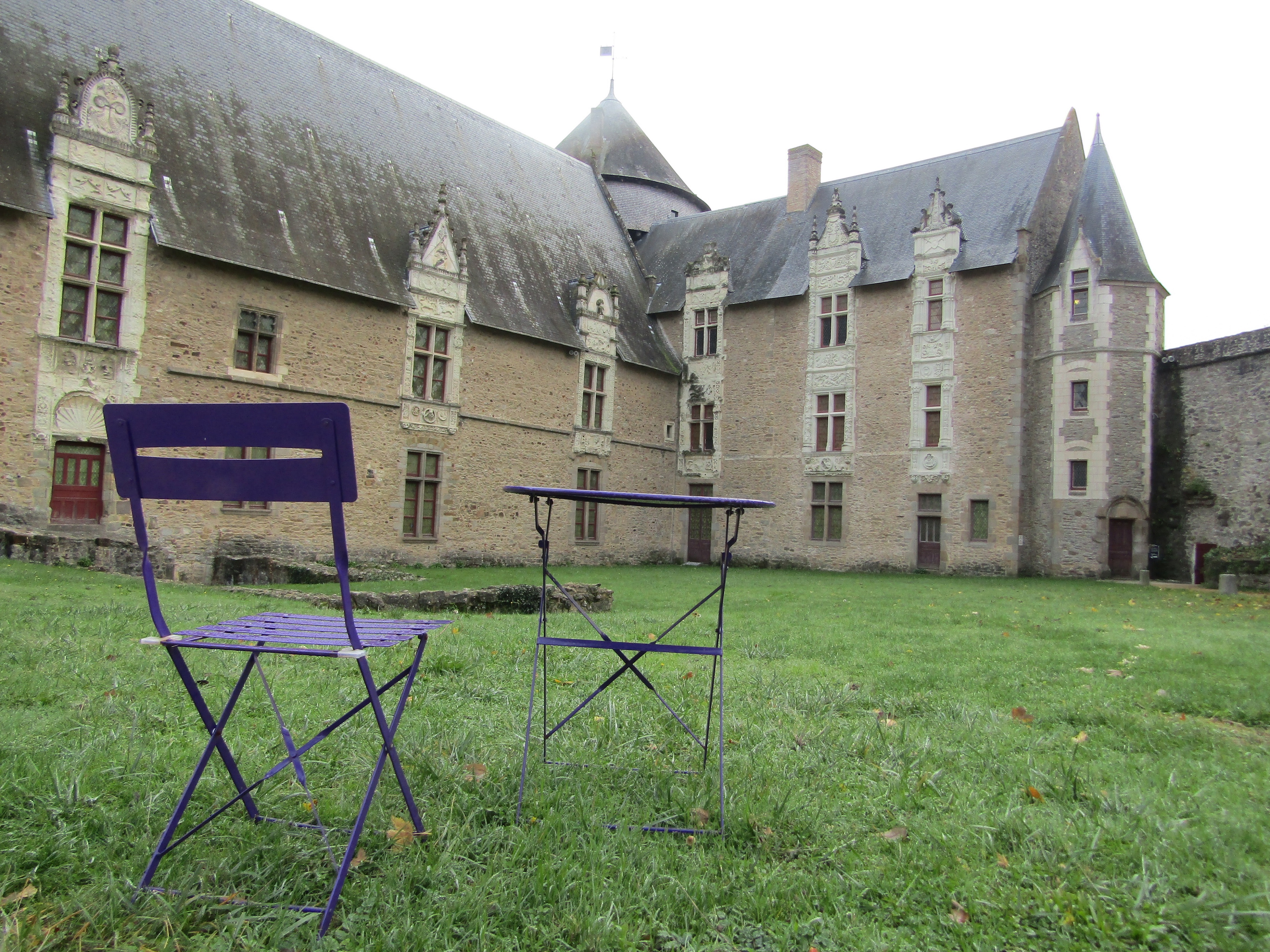 Au calme dans la cour du château de Laval... Au calme dans la cour du château de Laval...