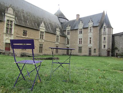 Au calme dans la cour du château de Laval...