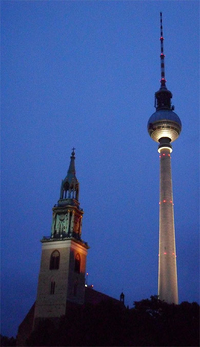 Marienkirche de nuit (et la Fernsehturm !) Marienkirche de nuit (et la Fernsehturm !)