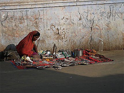 Vente de bijoux dans les rues de Pushkar