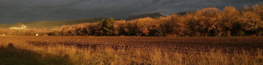 Séguret coucher de soleil après la pluie