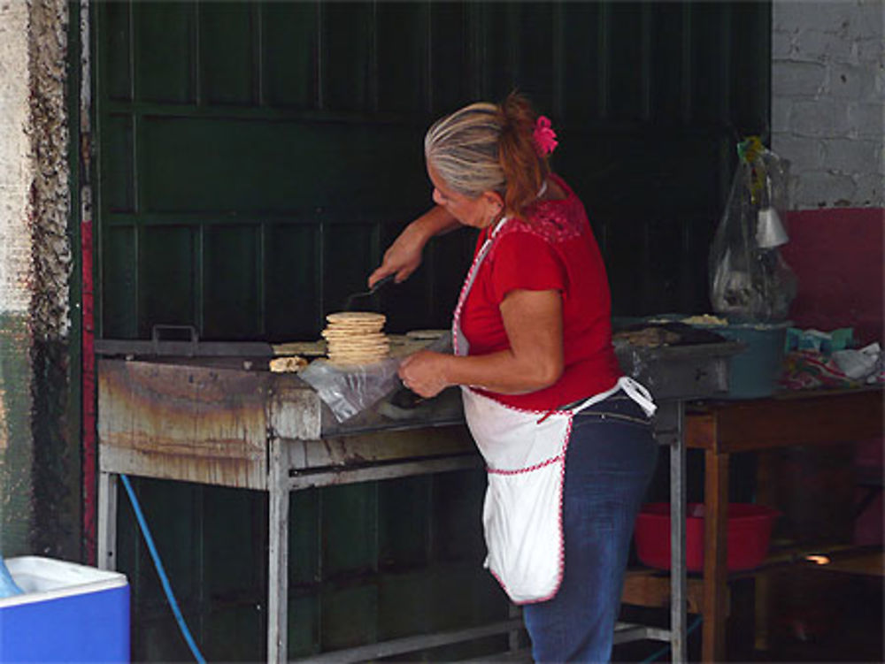 Confection des pupusas