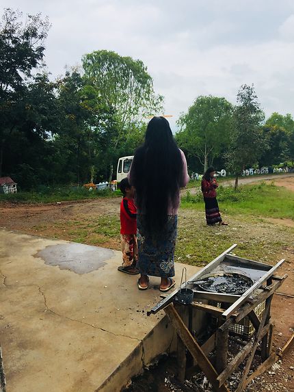 Gardienne birmane d’un petit cimetière