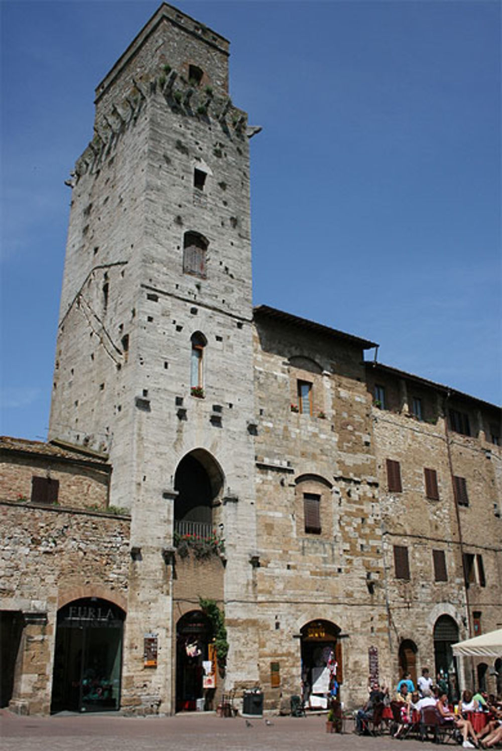 Tour qui domine la piazza della Cisterna