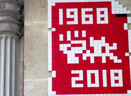 Street arts le poing levé 1968. (Space Invader)