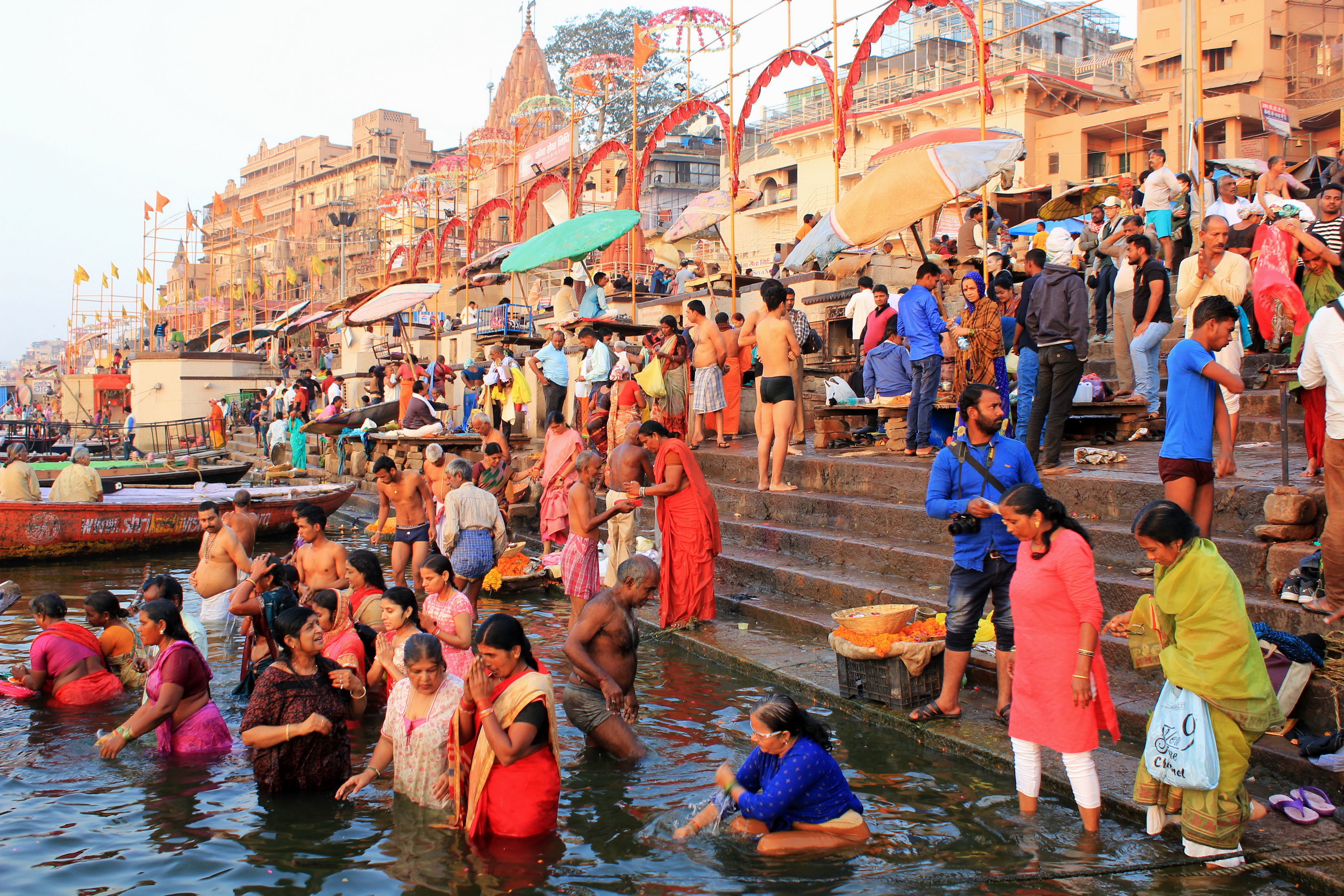 Bain sacré à Varanasi