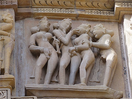 Détail d'une scène érotique sur le temple de Kandaryia-Mahadeva