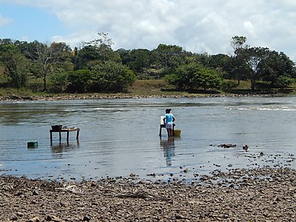 Rio San Juan - Lessive dans la rivière 
