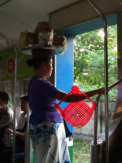 Dans le train circulaire en Birmanie