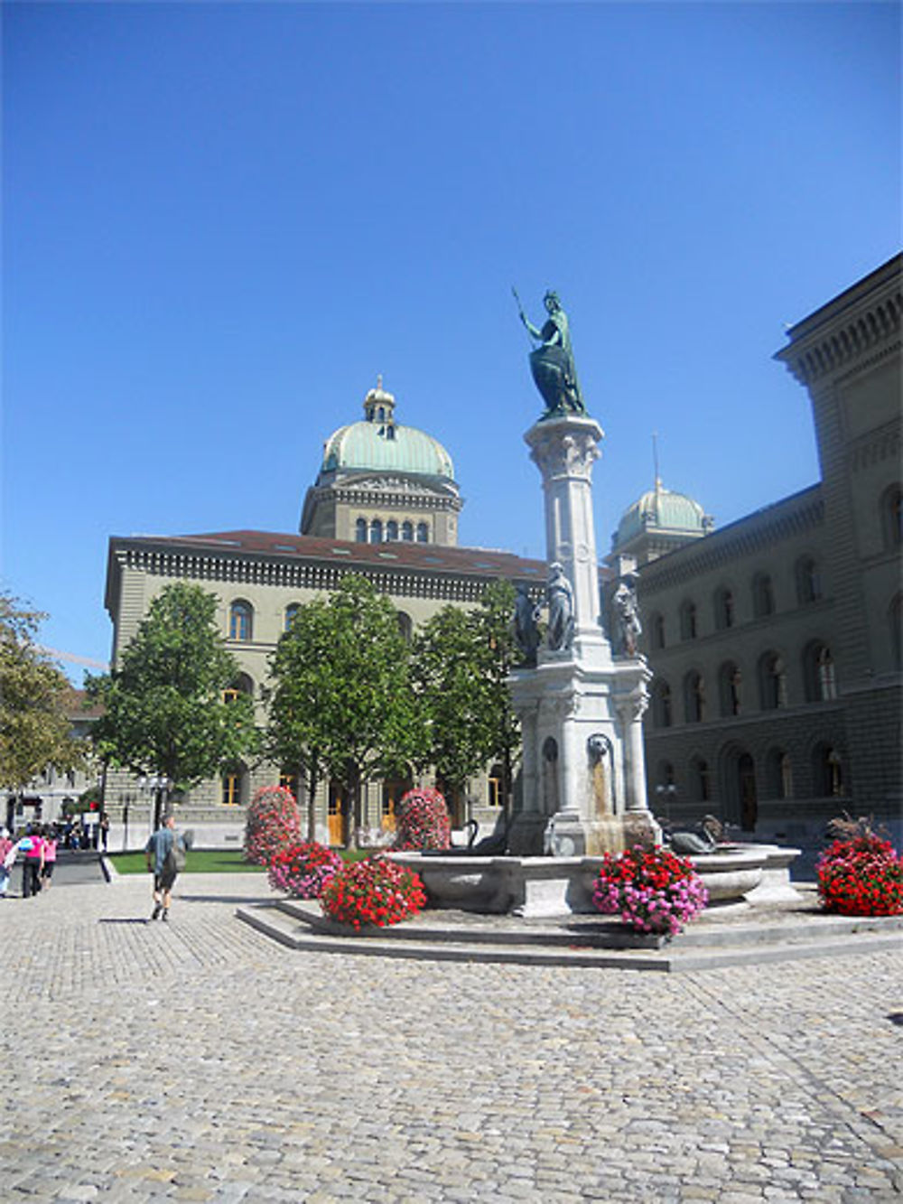 Helvétia devant le Palais fédéral