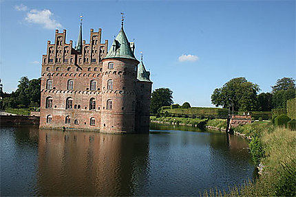 Le château entouré de son lac