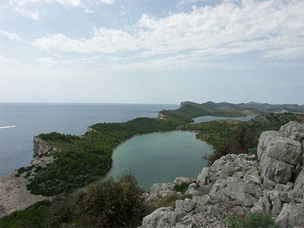 Le Lac Mir, la mer et les falaises... une beauté à couper le souffle