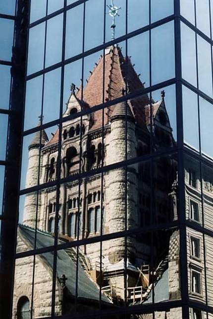 Reflet de Trinity Church sur Hancock Tower
