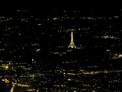 Vue aérienne de Paris la nuit