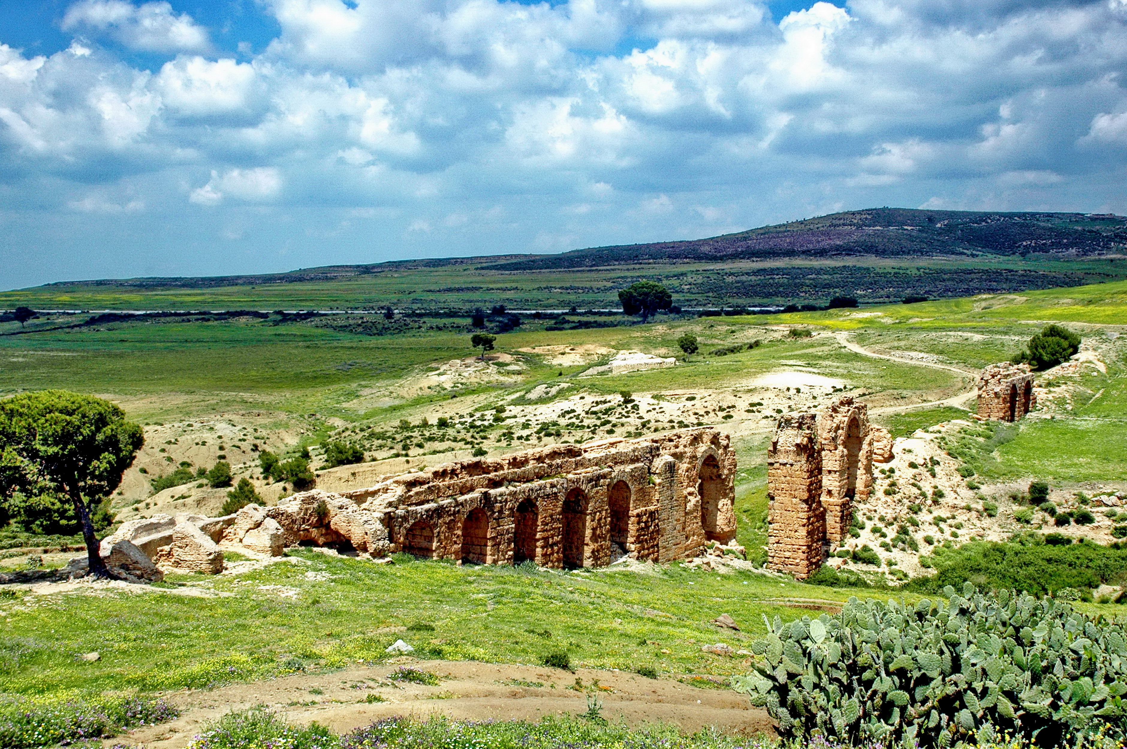 Aqueduc de Zaghouan sur l'oued Gouissate Aqueduc de Zaghouan sur l'oued Gouissate