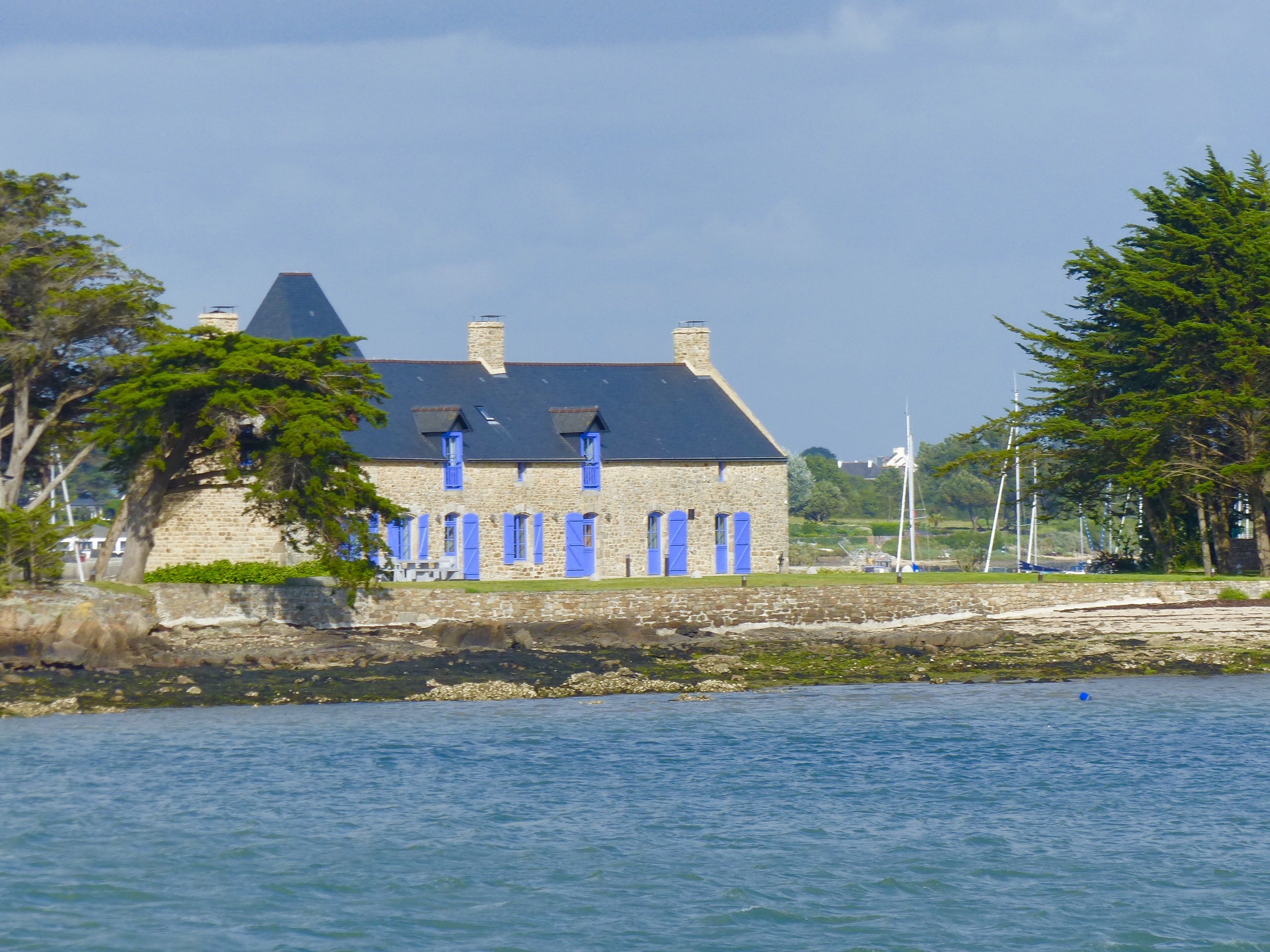 Les volets bleus d'une maison bretonne