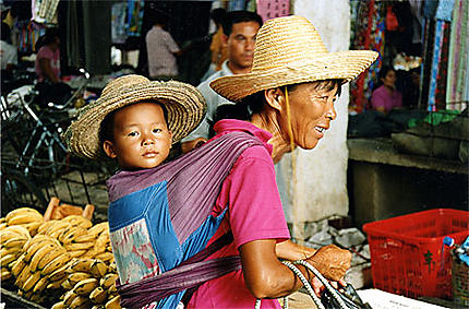 Bébé et sa grand-mère au marché de Fuli