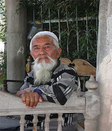 Homme ouzbek à barbe blanche