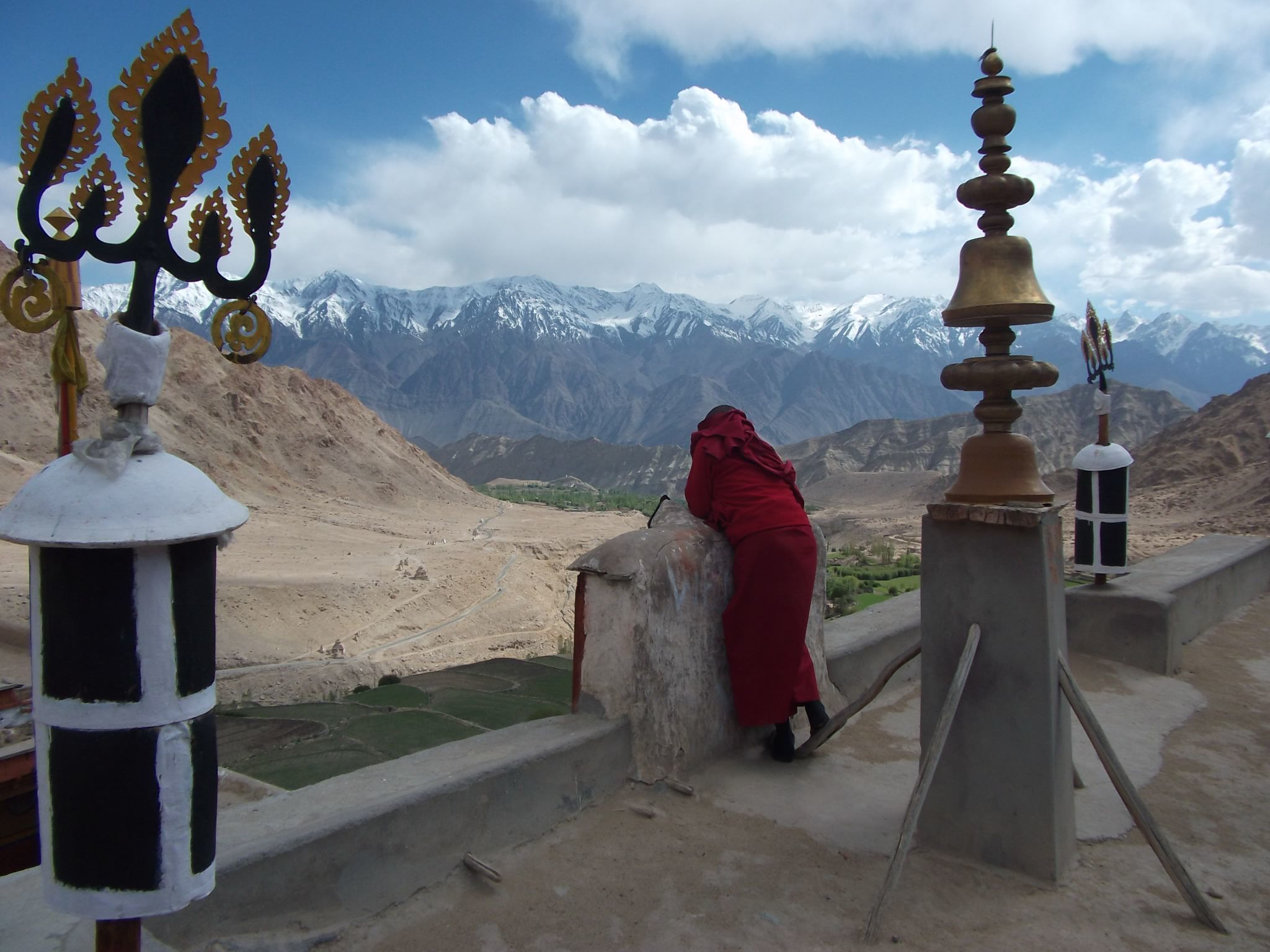 Tout en haut du monastère de Likir, avec un moine