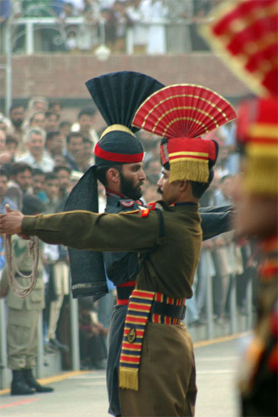 Cérémonie de lever des drapeaux à la frontière indo-pakistanaise Cérémonie de lever des drapeaux à la frontière indo-pakistanaise