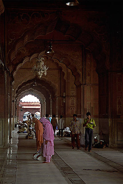Femmes en prières, dans la grande mosquée de Delhi