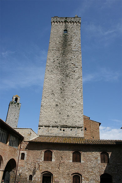 Une des quatorze tours de San Gimignano Une des quatorze tours de San Gimignano
