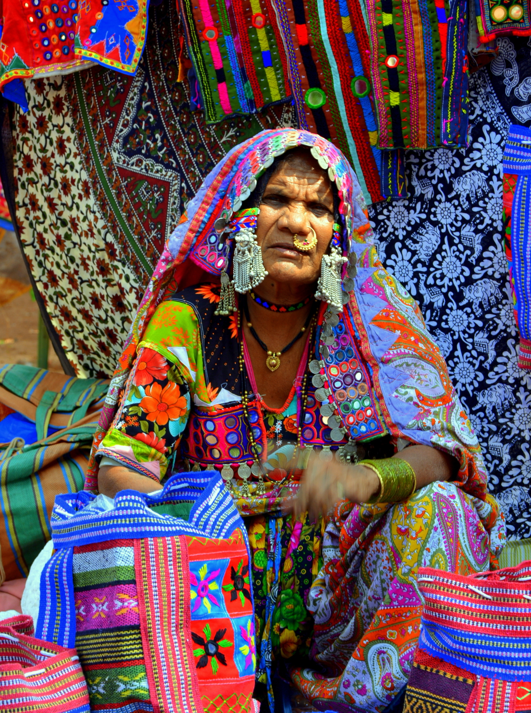 Femme d'une tribu du nord avec ses bijoux Femme d'une tribu du nord avec ses bijoux