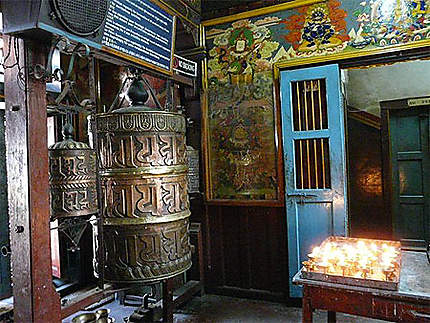Intérieur du Temple Hiranya Varna Mahavihar 