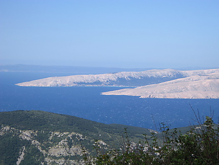 Baska sur l'ile de Krk vu de Senj