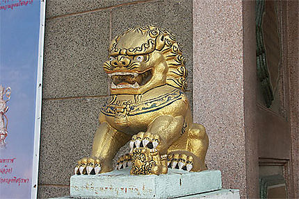 Statue à l'entrée d'un temple chinois