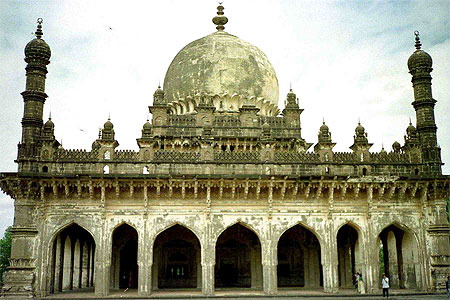 Bijapur: mausolée d'Ibrahim Roza Bijapur: mausolée d'Ibrahim Roza