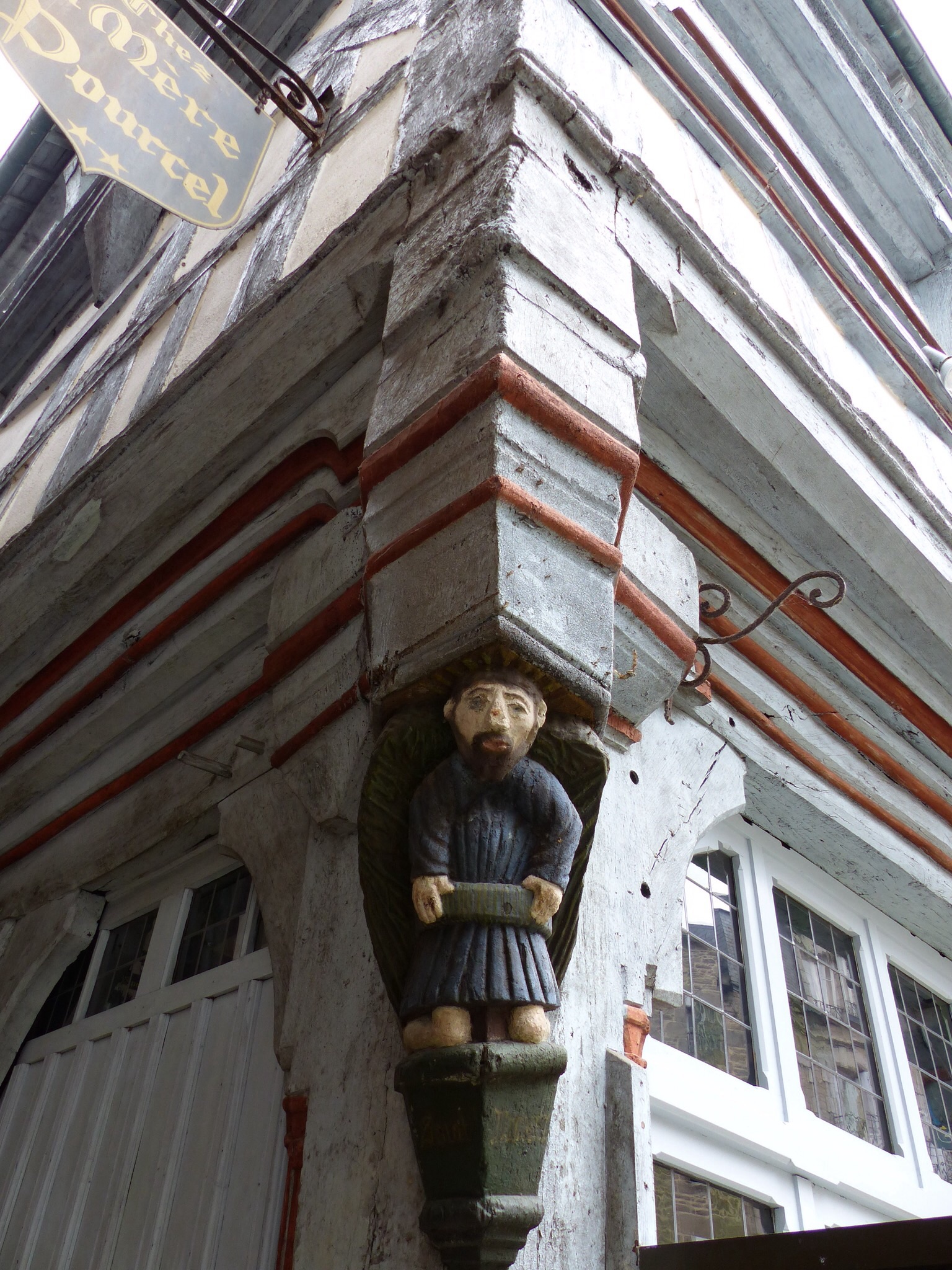 Petit homme ailé positionné sur la maison Pourcel Petit homme ailé positionné sur la maison Pourcel