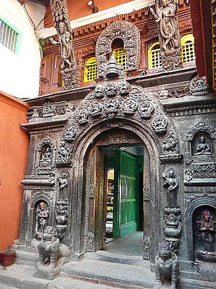 Une des portes du Temple Hiranya Varna Mahavihar ou Temple d'Or