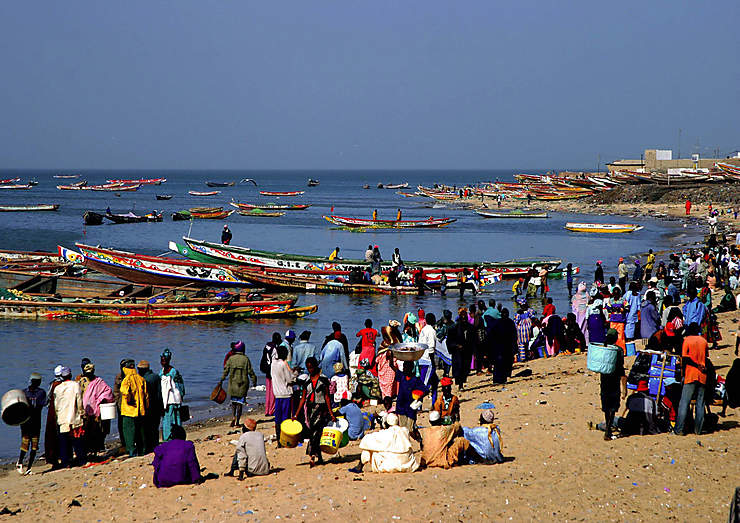 Vivre l’effervescence d’un retour de pêche au port de Mbour, le deuxième du pays.