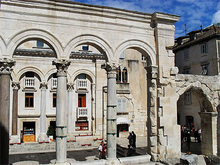 Au centre du Palais de Dioclétien Au centre du Palais de Dioclétien