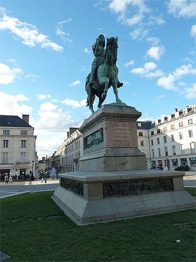 Statue de la pucelle Statue de la pucelle