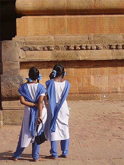 Jeunes filles au temple