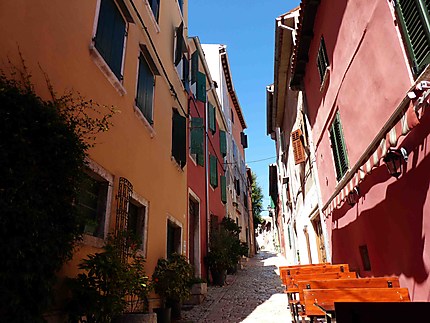 Petite rue colorée de Rovinj