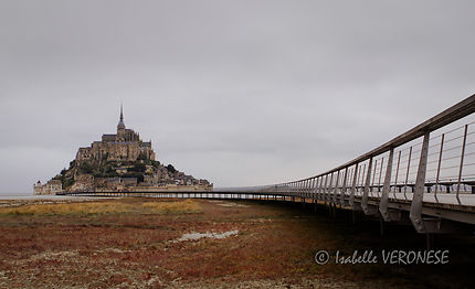 Le pont passerelle vers le Mont Saint Michel
