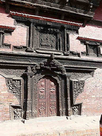 Une porte de la ville de Patan
