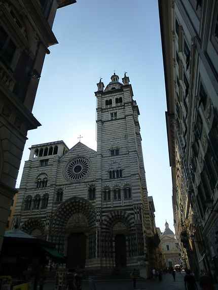 Cathédrale vu d'en contrebas dans la rue, Gênes