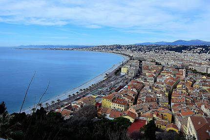 La plage et la vieille ville de Nice
