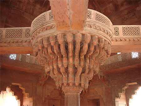 Le pilier central du Diwan-i-Khas