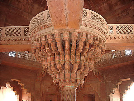 Le pilier central du Diwan-i-Khas