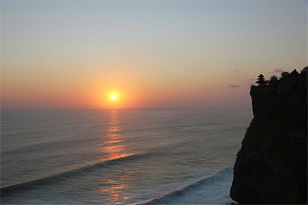 Coucher de soleil sur le temple d'Uluwatu Coucher de soleil sur le temple d'Uluwatu
