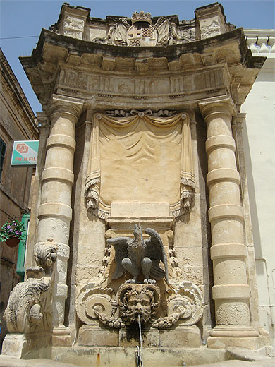 Valletta Fontaine Palace Square Statues  La Valette 