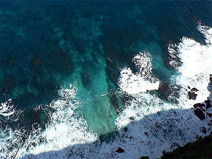 Vue plongeante depuis une falaise de Nusa Penida